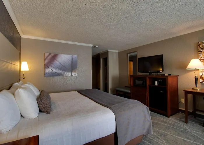 Best Western Harbour Pointe Lakefront